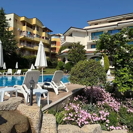 Cozy 1 Bed In Lesso Complex Appartamento Ravda